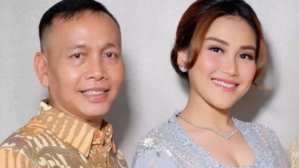 Ayah Ojak Pamer Emas Segambreng, Netizen Ramai Bahas Uang Ayu Ting Ting dan Aturan Agama