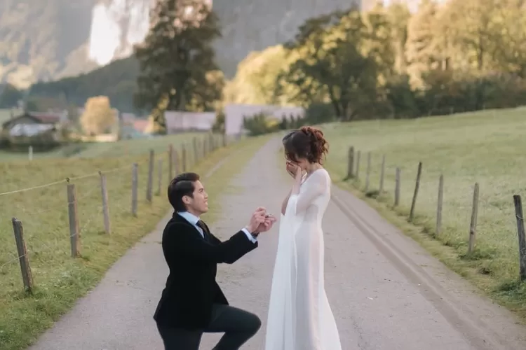 Momen Manis! El Rumi Resmi Lamar Syifa Hadju di Lauterbrunnen, Swiss
