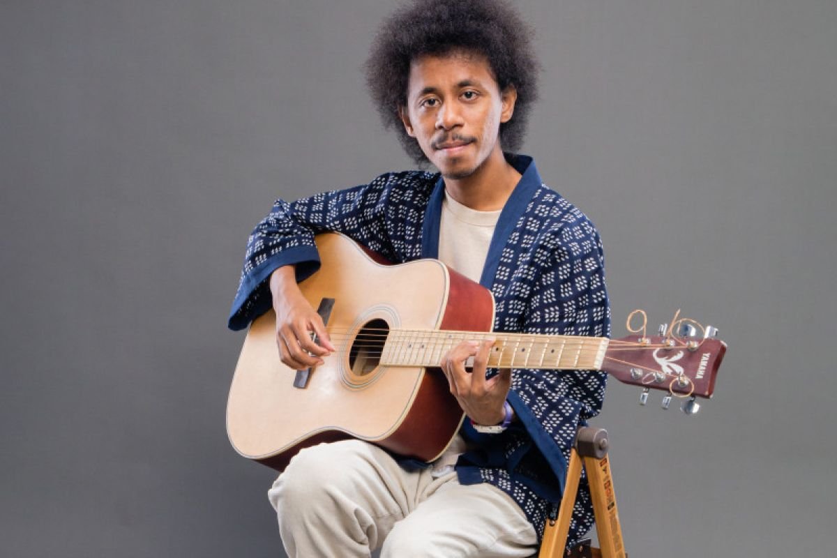 Raim Laode Kembali dengan Cover Lagu Legendaris “Pergilah Kasih” untuk Generasi Baru