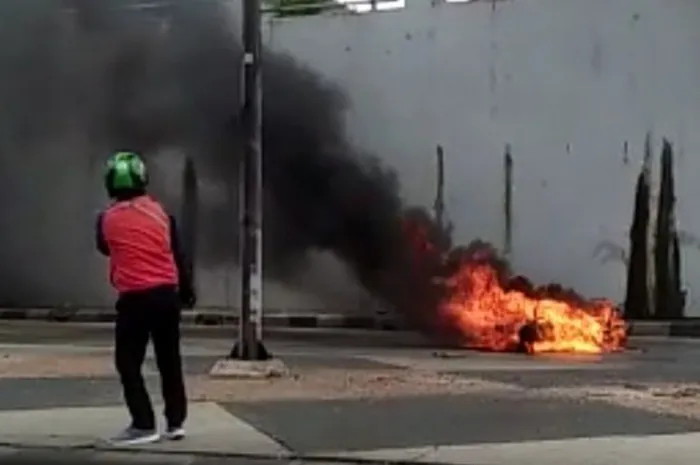 Cara Ini Motor Terbakar Dijamin Langsung Padam, Jangan Pakai Air