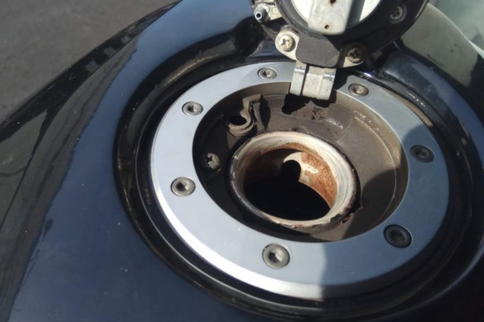 Tangki Motor Berkarat Bisa Kinclong Lagi, Modal Bumbu Dapur Rp 5 Ribuan